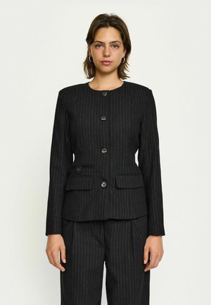 Černý pruhovaný blazer s kulatým výstřihem, pěti knoflíky a dvěma předními kapsami. Texturovaná látka s přizpůsobeným střihem.