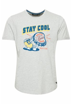 Grå bomulds t-shirt med korte ærmer, der har et tegneseriefigur og teksten "STAY COOL" i blå og gul, med grafiske accenter.