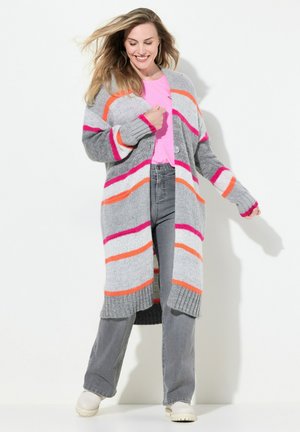 Cardigan grigio lungo e morbido con strisce vivaci arancioni, rosa e bianche. Polsini e orlo a coste; dotato di chiusura con bottoni e tasche.