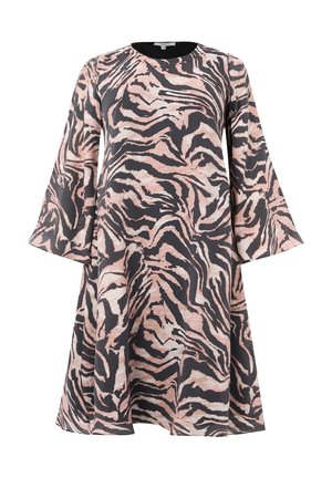 Langærmet kjole i et pink og sort zebra print, lavet af let materiale med en afslappet pasform og flagrende ærmer.