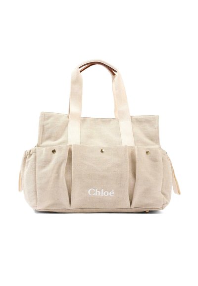 Sac fourre-tout en toile beige avec deux anses courtes, trois poches avant à boutons-pression et logo "Chloé" brodé en blanc.