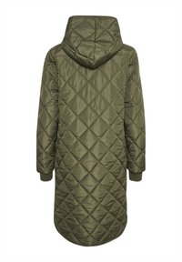 Manteau long matelassé vert olive avec une capuche, présentant des motifs en losange et des poignets côtelés. Matériau léger avec une texture lisse.