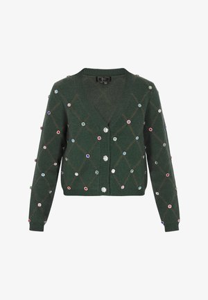 Zeleni pleteni kardigan z diamantskim vzorcem, ki vsebuje barvite kamnite akcenti in V-izrez. Zapenjanje spredaj z gumbi in rebrastimi manšetami.
