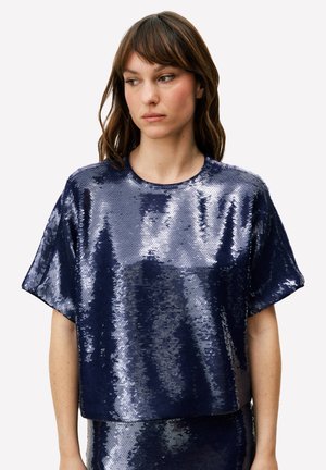 Haut bleu marine à sequins avec un col rond et des manches courtes, présentant une texture lisse et une finition scintillante.