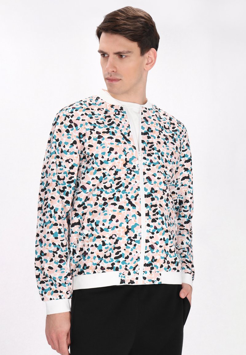 Giacca leggera con zip in un motivo astratto rosa, nero e blu, con colletto e polsini bianchi, dal texture morbida.