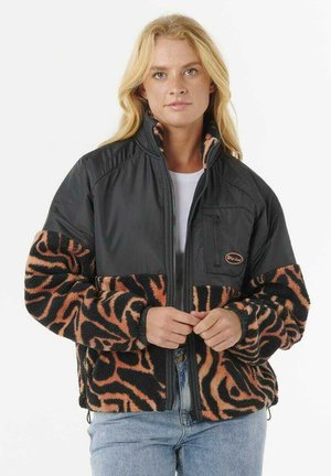 Chaqueta de forro polar con sección superior de nylon negro y sección inferior con estampado animal en naranja. Presenta un cierre con cremallera en la parte delantera y un pequeño bolsillo en el pecho.