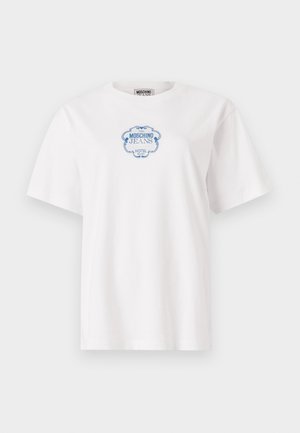 Bijela pamučna majica s plavim dekorativnim oznakama koje središnje na prsima ispisuju "Moschino Jeans Hotel". Kratki rukavi.