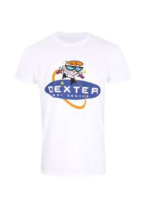 Hvid bomulds T-shirt med et grafisk motiv af en tegneseriefigur med orange hår, iført solbriller, og teksten "DEXTER BOY GENIUS" i blå.