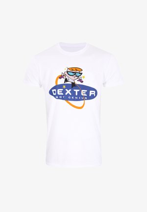 Hvid bomulds T-shirt med et grafisk motiv af en tegneseriefigur med orange hår, iført solbriller, og teksten "DEXTER BOY GENIUS" i blå.