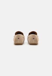 Tommy Hilfiger CASUAL DRIVER - Mokkasiner - beige