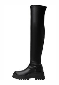 Czarne kozaki za kolano wykonane z gładkiej ekoskóry. Masywna podeszwa z głębokim bieżnikiem. Szwy wzdłuż trzonu i mankietu.