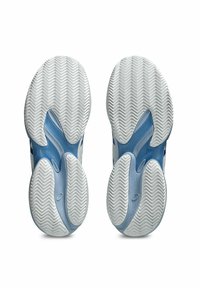Scarpe sportive con suola in gomma bianca e azzurra chiara, caratterizzate da un motivo a zigzag e dettagli in blu texture liscia.