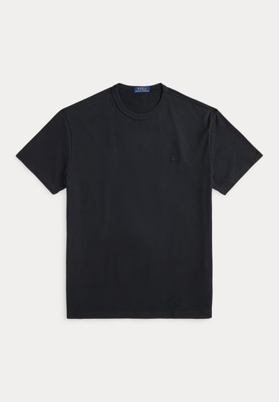 Μαύρο βαμβακερό T-shirt με στρογγυλή λαιμόκοψη, κοντά μανίκια και μικρό κεντητό λογότυπο στο στήθος. Λεία υφή, casual σχεδιασμός.