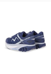 Mornarsko plave sportske cipele s teksturiranim mrežastim gornjištem, bijelim akcentima, debelim jastučićem na potplatu i dizajnom za pivotiranje koji poboljšava stabilnost.