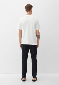s.Oliver MIT HENLEY-AUSSCHNITT - Navadna majica - weiß
