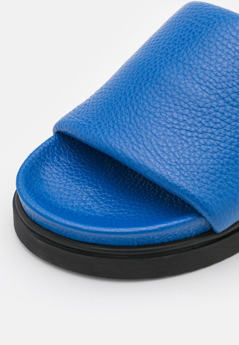 Damen Sneaker | By Malene Birger FREDERIKA Pantolette flach arctic blue/blau - HN49080 Damen Sneaker | By Malene Birger FREDERIKA Pantolette flach arctic blue/blau - HN49080