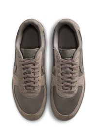 Harmaat lenkkarit, joissa on yhdistelmä sileää nahkaa ja mokkaa, pyöreä kärki, litteät nauhat ja verkkotongue. Koristeltu logolla kielessä.