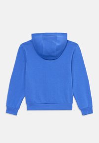 Sudadera con capucha azul, mezcla de algodón, textura suave, puños y dobladillo acanalados, corte relajado, sin gráficos ni patrones visibles en la parte posterior.
