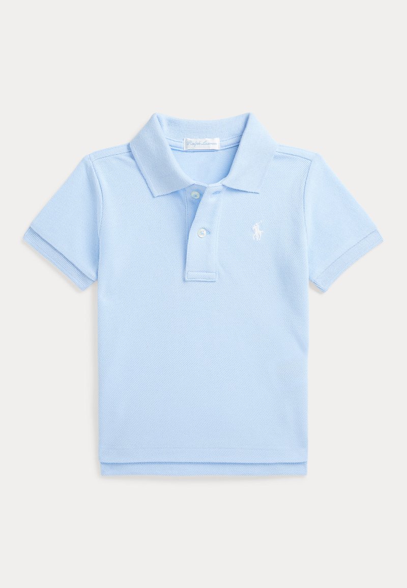 Polo bleu clair en tissu texturé, avec col, manches courtes et un logo brodé blanc sur le côté gauche de la poitrine.