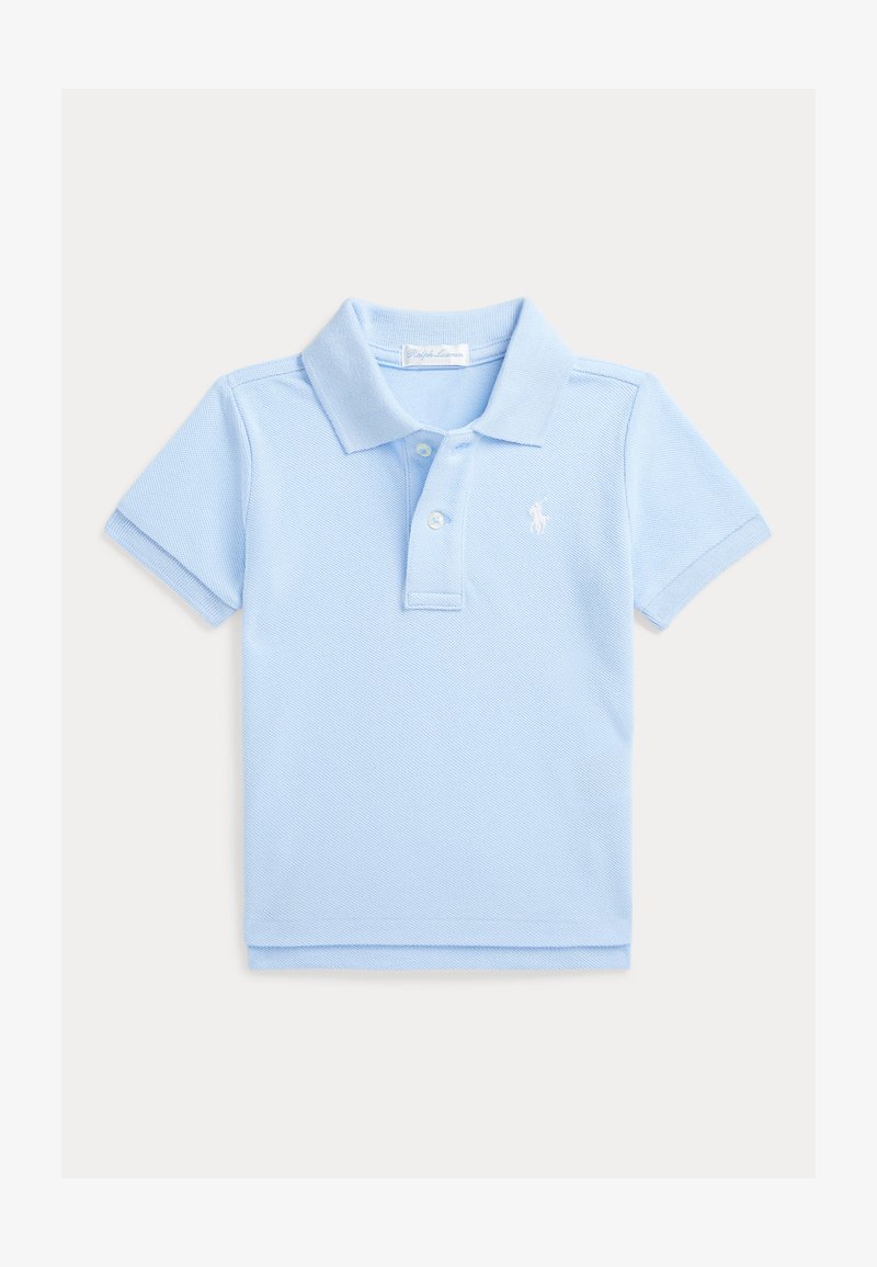 Polo bleu clair en tissu texturé, avec col, manches courtes et un logo brodé blanc sur le côté gauche de la poitrine.