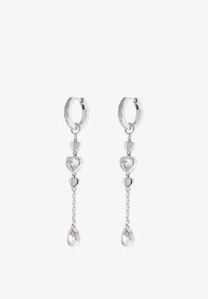 Zilveren creolen met een hangende ketting met twee massieve hartjes, één hartvormige kristal en een druppelvormige kristalhanger met de gravure "JETTE".