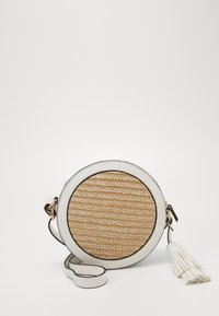 Kulatá kabelka přes rameno s přední částí z přírodního pleteného ratanu a bílými koženými detaily. Obsahuje odnímatelný popruh a detail s třásněmi.