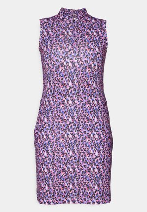 Mouwloze jurk in een roze en paarse luipaardprint, met een hoge hals en een ritsluiting aan de voorkant. Soepele stoftextuur.