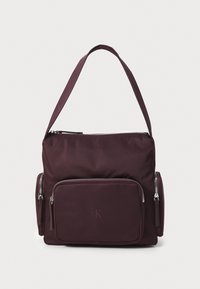 Borsa a spalla in tessuto bordeaux con zip superiore, due tasche laterali e compartimento frontale. Caratterizzata da un logo e da una tracolla regolabile.