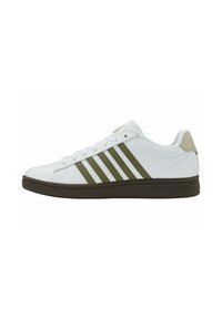 Sneaker bianca con accenti verde oliva, caratterizzata da tre strisce sul lato, punta tonda, chiusura con lacci e suola in gomma scura.