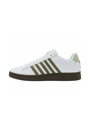 Białe sneakersy z oliwkowymi akcentami, z trzema paskami po bokach, okrągłym noskiem, sznurowanym przodem i ciemną gumową podeszwą.