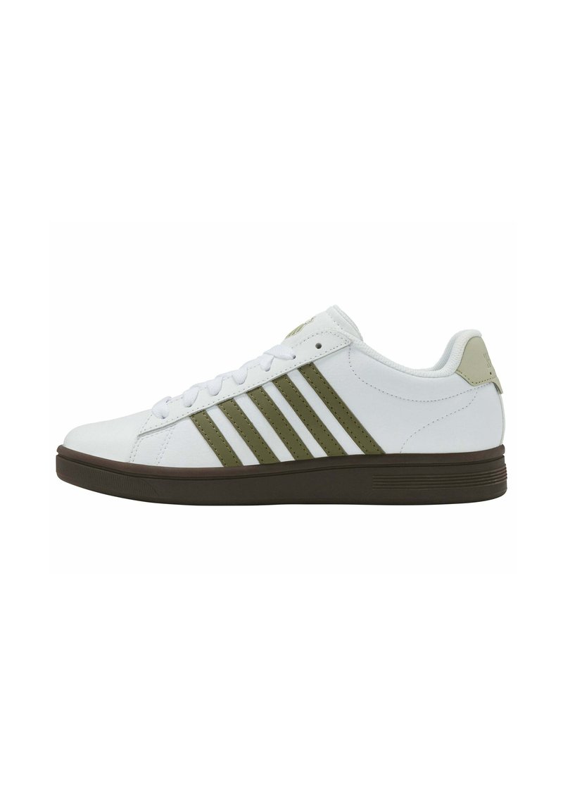 Sneaker bianca con accenti verde oliva, caratterizzata da tre strisce sul lato, punta tonda, chiusura con lacci e suola in gomma scura.