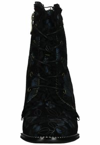 Černé šněrovací kotníkové boty s květinovým vzorem, volánkovým zdobením, texturovanou látkou a kontrastním prošitím na stranách.