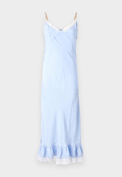 Šviesiai mėlynas slipinis suknelė su nėriniu, plonais petnešėlėmis ir raukšlėtu kraštu. Vientisa medžiaga su švelniu raštu visame paviršiuje.