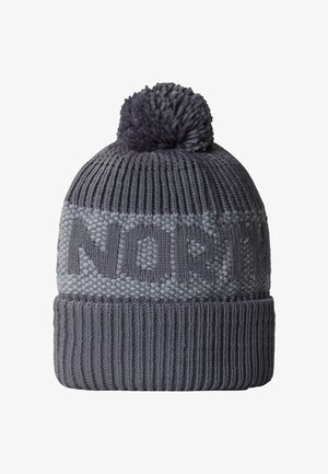 Berretto grigio a maglia con corpo testurizzato e pompon in cima. Presenta una fascia grigia chiara con la parola "NORTH" in lettere magliate in grassetto.