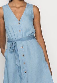 Vero Moda Petite Jeansklänning - light blue