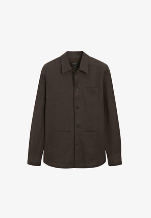 Donkerbruin overhemd met lange mouwen en knopen, met een kraag, één borstzak en twee voorzakken, weergegeven op een witte achtergrond.