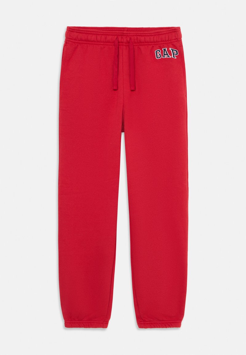 Røde joggebukser laget av myk stoff, med elastisk liv med snor, avsmalnede ankler og en GAP-logo på venstre lår.