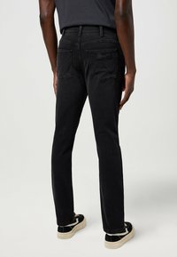 Wrangler LARSTON - Vaqueros slim fit - black fog