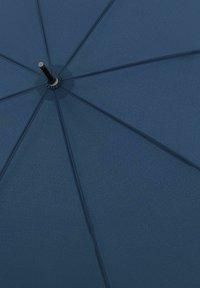 Dunkelblauer Regenschirm mit acht Segmenten, aus strukturiertem Stoff, mit einem schwarzen Metallschaft und einem Kunststoffgriff.