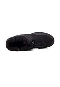 Bota aislante negra con punta redondeada, parte superior con cordón y tejido texturizado. Presenta una suela de goma y soporte reforzado para el tobillo.