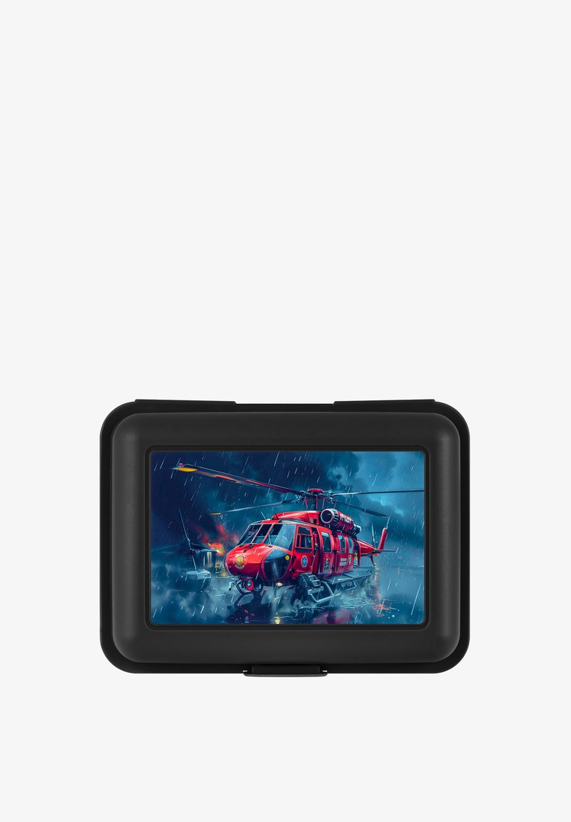 Czerwony helikopter na czarnej prostokątnej obudowie, z połyskującym wykończeniem i teksturowanym brzegiem. Tło przedstawia deszcz i burzowe niebo.