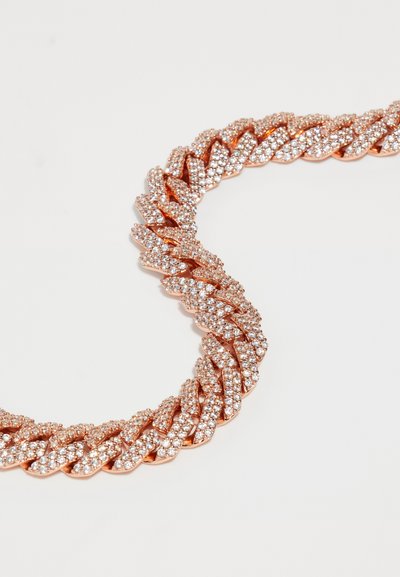 Uvrnuti lančić od ružičastog zlata ukrašen sjajnim rhinestones, s teksturiranim, isprepletenim dizajnom za dodatnu dimenziju.