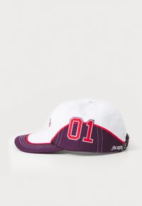 Baseballmütze mit einer weißen Oberseite und einem dunkelvioletten Schirm. Mit roten Nähten und der Nummer "01" auf der Seite gestickt. Baumwollstoff mit gebogenem Schirm.