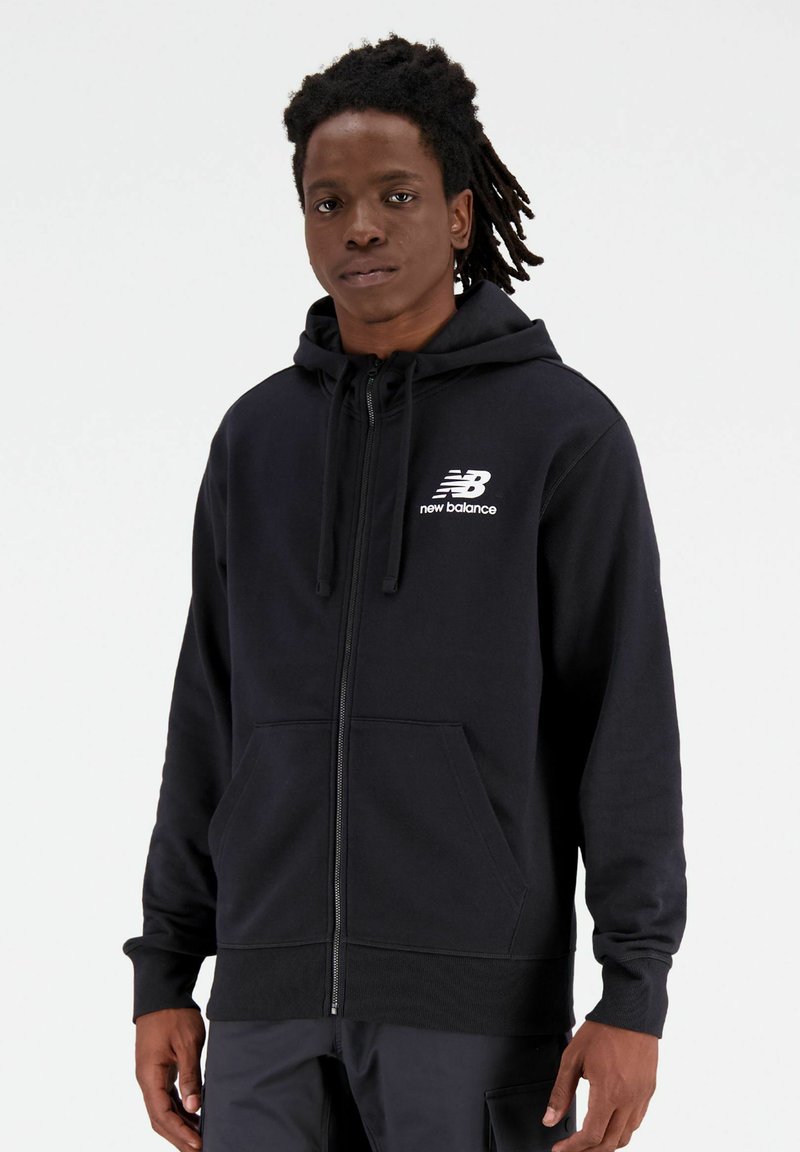 Černá mikina na zip vyrobená z bavlněné směsi. Obsahuje klokaní kapsu, kapuci se stahovací šňůrkou a bílé logo "New Balance" na hrudi.