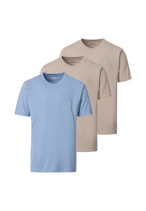 Tre ensfarvede crew neck t-shirts, to beige og en lys blå, lagd med den blå foran på en hvid baggrund.