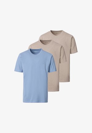 Tre ensfarvede crew neck t-shirts, to beige og en lys blå, lagd med den blå foran på en hvid baggrund.