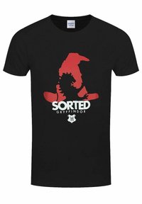 Černé bavlněné tričko s červenou grafikou klobouku na třídění a textem "SORTED GRIFFINDOR" v bílé barvě, s jemnými detaily na výstřihu.