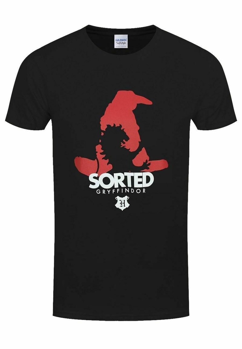 Černé bavlněné tričko s červenou grafikou klobouku na třídění a textem "SORTED GRIFFINDOR" v bílé barvě, s jemnými detaily na výstřihu.