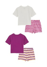 Deux ensembles de pyjamas pour enfants avec manches courtes et shorts ; un haut blanc avec un short à motif coquillages roses, un haut violet avec un short à rayures ondulées.
