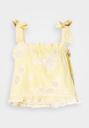 Top amarillo sin mangas con patrón a rayas, bordado floral texturizado, dobladillo con volantes y tirantes atados con un lazo. La tela parece ligera y suave.